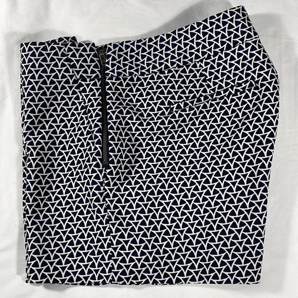 Banana Republic womens navy and white geometric polyester 3.5" shorts - size 6 - Picture 10 of 10